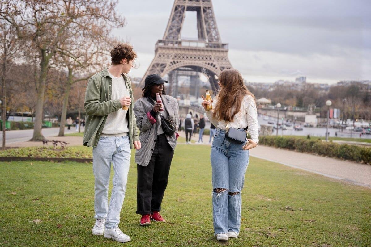 Young paris. Общающиеся люди картинки из Франции. Этикет во Франции картинки.