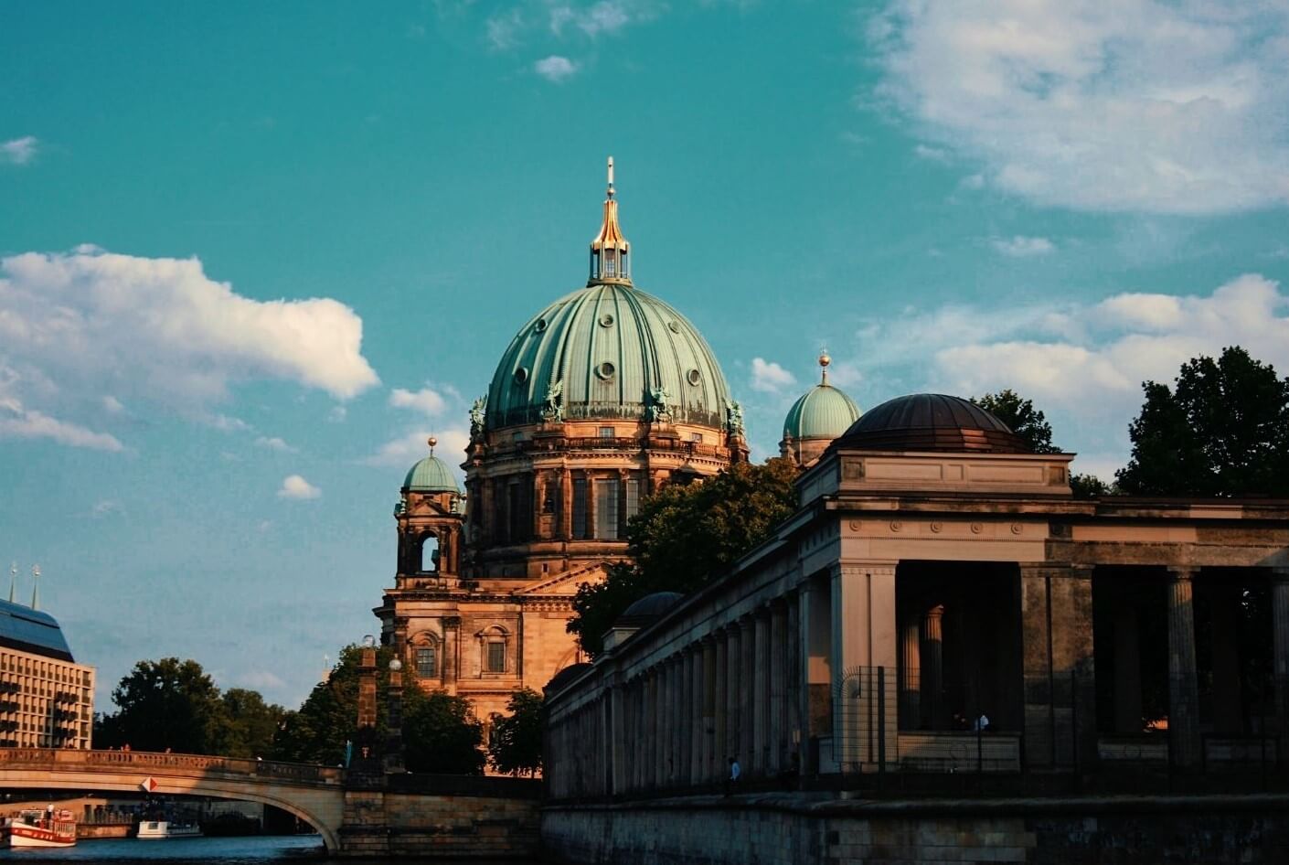 Berlin Katedrali, açık havada görüntülenen mavi kubbeli katedral