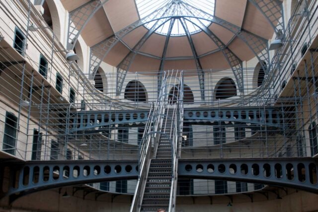 Binayı ziyaret edenler mahkumların gezdikleri koridorları ve merdivenleri görebilmekte, kaldıkları odaları inceleyebilmektedir. Tarihe ve siyasete meraklı ziyaretçiler için Kilmainham Hapishanesi, çok kıymetli tarihi noktalardan biridir.