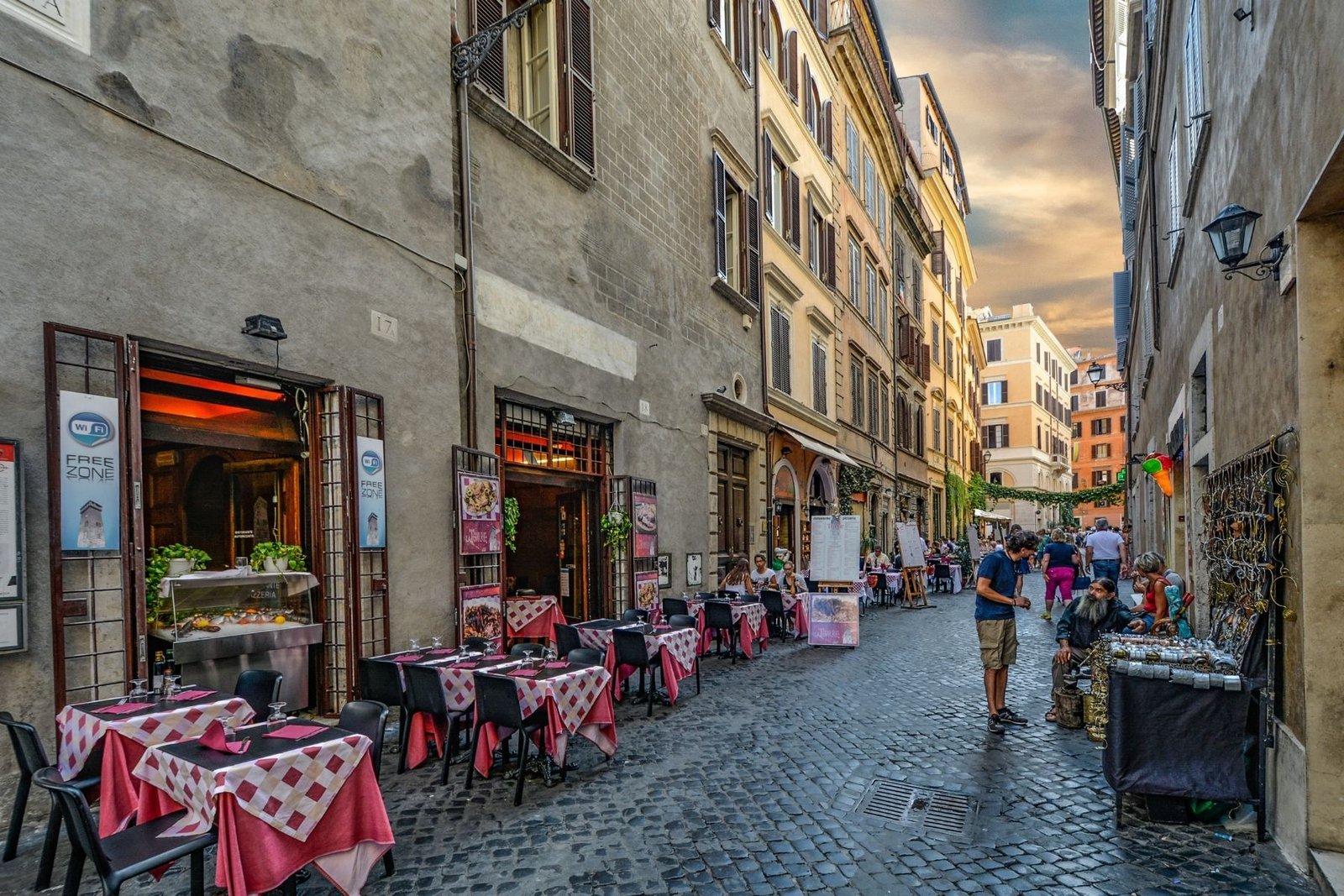 İtalya sokakları ve restorantları