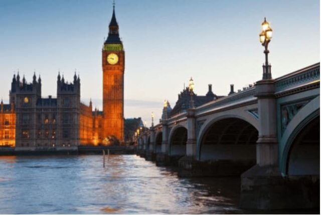 Londra'nın meşhur saat kulesinin akşam görüntüsü