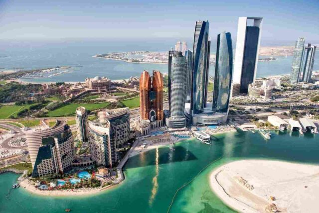 Abu Dhabi'deki modern mimariye sahip bir bina ve şehir manzarası.