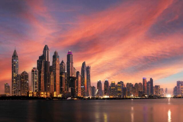Abu Dhabi'deki modern mimariye sahip bir şehir manzarası.