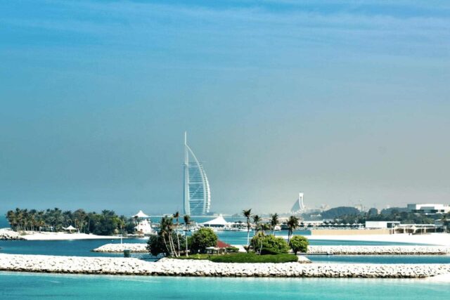 Dubai'deki Al Mamzar Beach'in güzel bir manzarası.