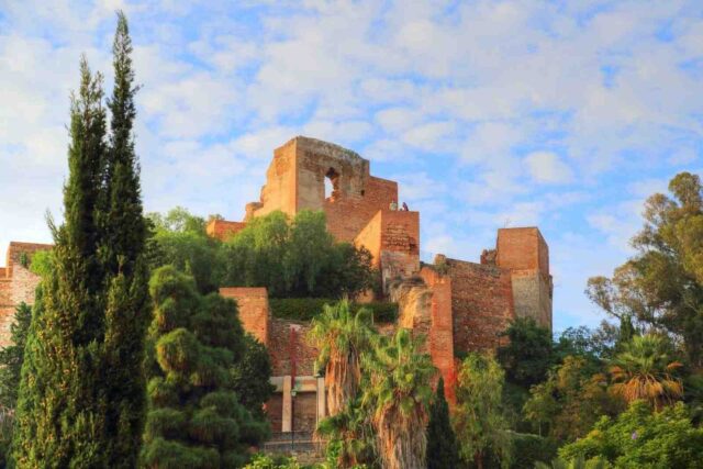 Malaga'daki tarihi Alcazaba Kalesi'nin manzarası.