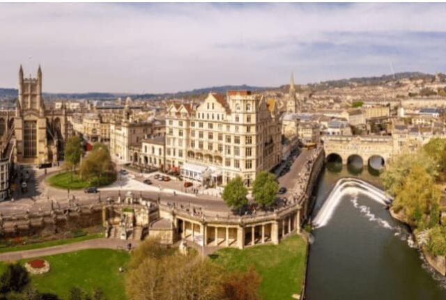 Bath şehrinde güneşli bir günde çekilmiş güzel bir şehir manzarası.