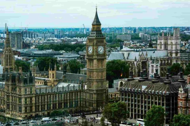 Londra'daki ünlü Big Ben saat kulesinin görüntüsü.