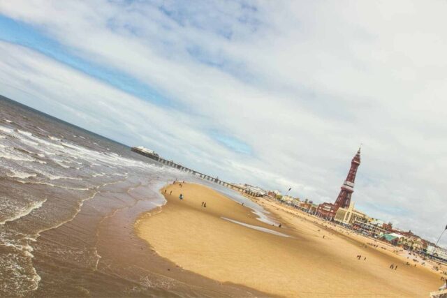 Blackpool Plajı'nın güzel bir manzarası.