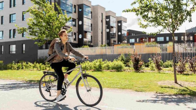 Brighton'da bisiklet süren bir genç.