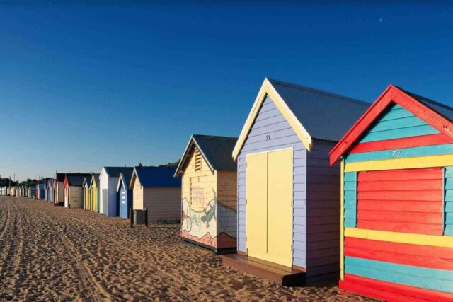 Brighton plajındaki mini kulübeler