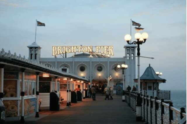 Brighton Pier ve çevresindeki manzara, İngiltere'de dil eğitimi alanların uğrak noktası.