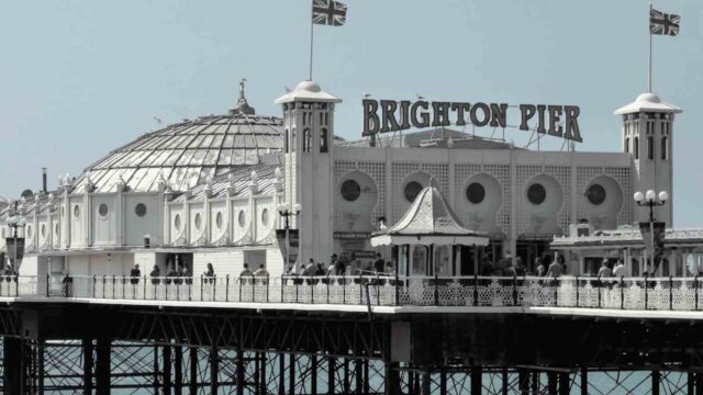 Brighton Plajı'nın güzel bir manzarası.