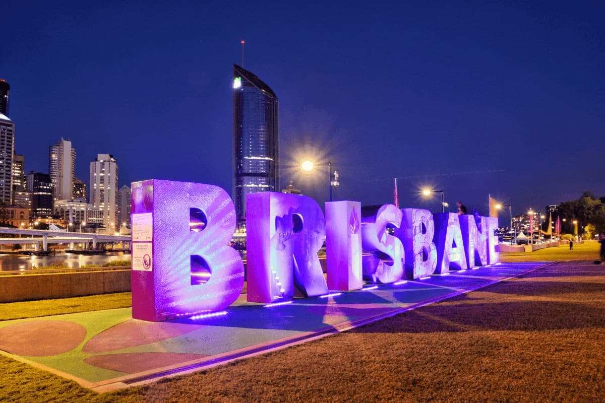 Bir parkta yazılmış 'Brisbane' yazısı.