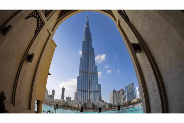 Dubai'deki ünlü Burj Khalifa gökdeleninin görüntüsü.