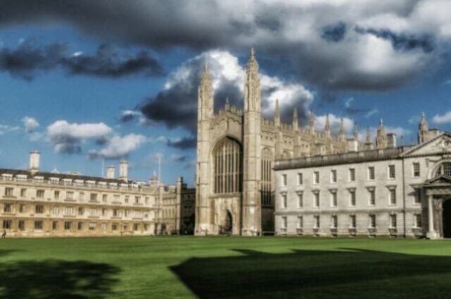 Cambridge şehrinin tarihi ve güzel bir manzarası.