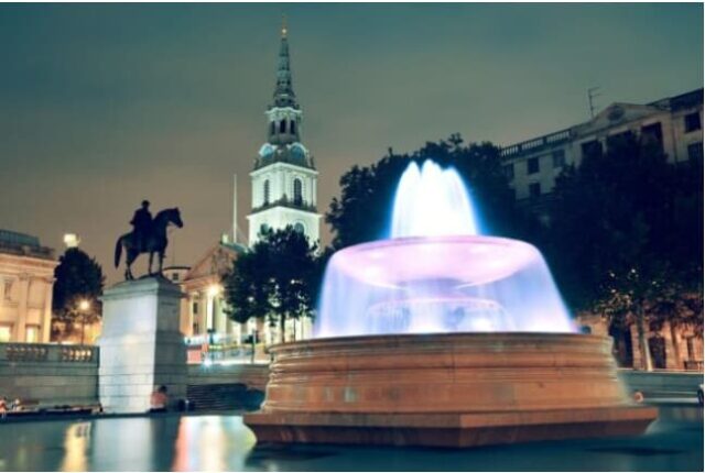 Güzel bir heykel karşısındaki süs havuzu