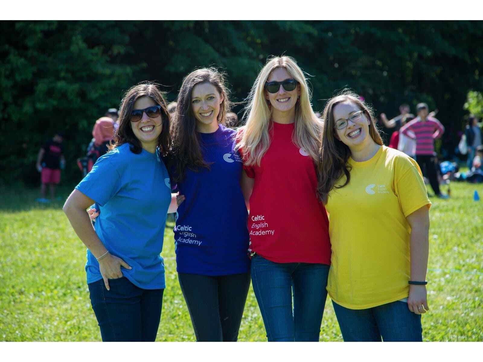 Celtic English Academy'nin önünde duran dört öğrenci.