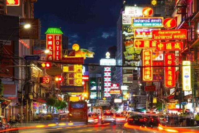Chinatown'un renkli sokaklarından bir manzara.