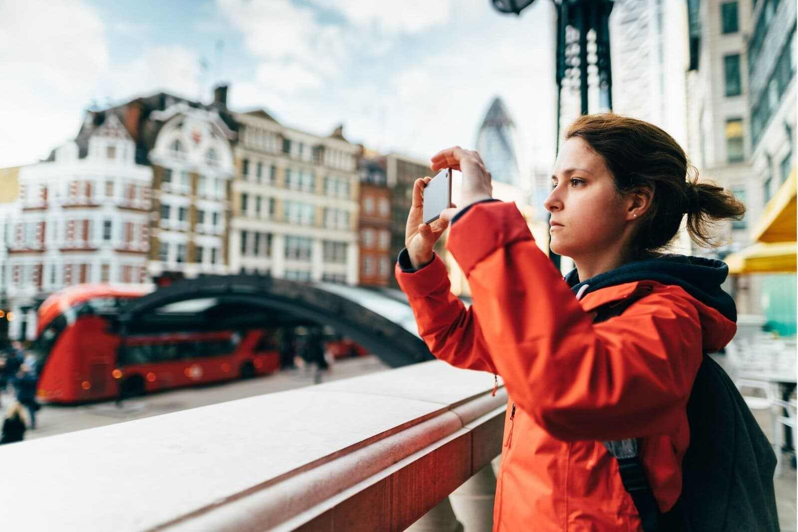 Dil eğitimi öğrencisi şehrin fotoğrafını çekiyor.