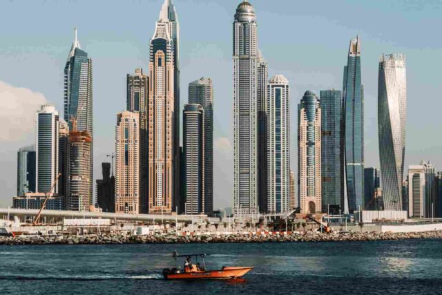 Dubai'nin yüksek binalarını ve iş sektörünü yansıtan bir şehir manzarası.