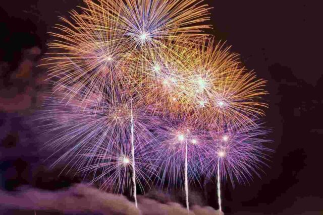 Dubai festivallerini kutlamak için atılan havai fişeklerin renkli manzarası.