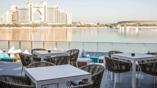 Dubai'nin manzarasına sahip bir restoranın görüntüsü.
