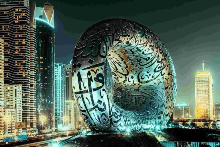 Dubai Müzesi'nin dış cephesini gösteren bir görüntü.