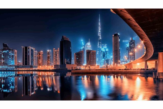 Dubai'nin geceleri ışıklarla süslenmiş şehir manzarası.