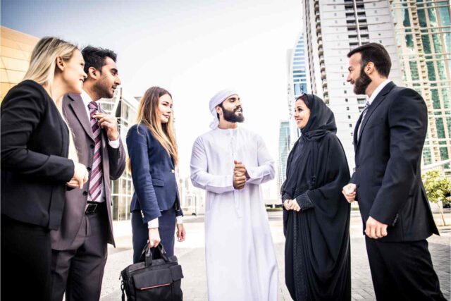 İş anlaşmaları yapan yerel Dubai sakinleri.