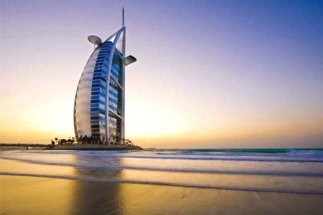 Dubai sahilinde yer alan lüks bir otelin manzarası.