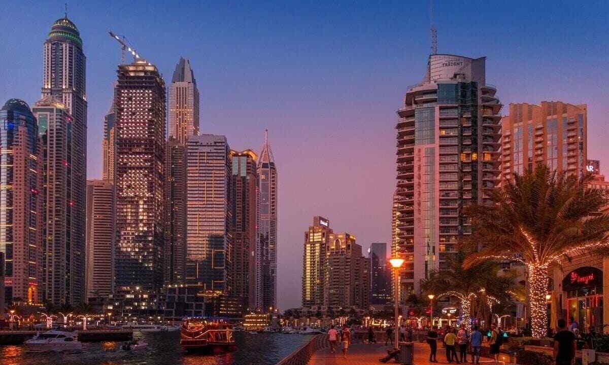 Dubai Sokaklarında Dolaşmak