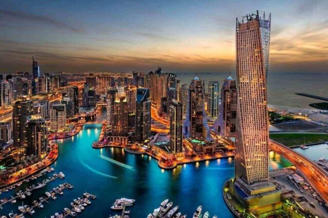 Dubai'nin modern mimarisi ve hareketli şehir manzarası.
