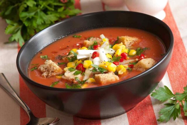 Soğuk olarak servis edilen geleneksel İspanyol çorbası Gazpacho.