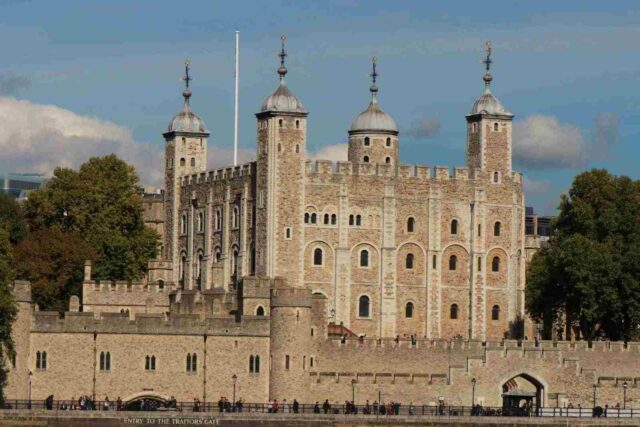 Londra'nın ünlü tarihi yapısı, Londra Kulesi'nin güzel bir manzarası.