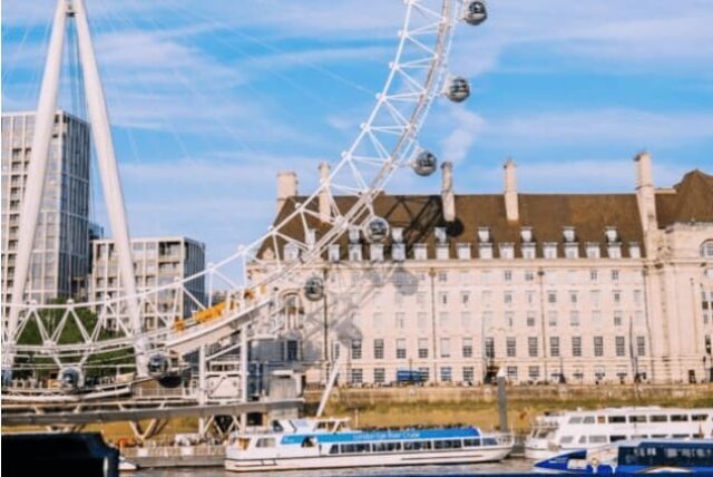 Londra'daki ünlü dönme dolap, London Eye.