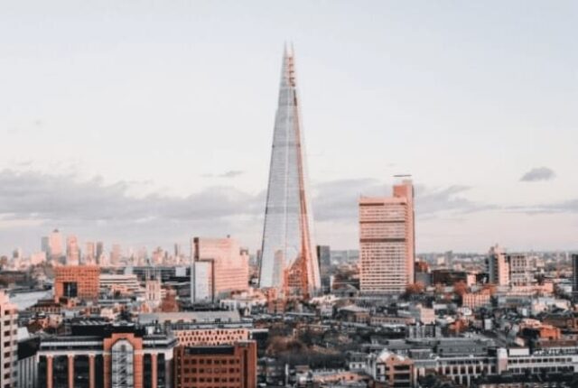 İngiltere'de binalar arasından yükselen bir iş binası