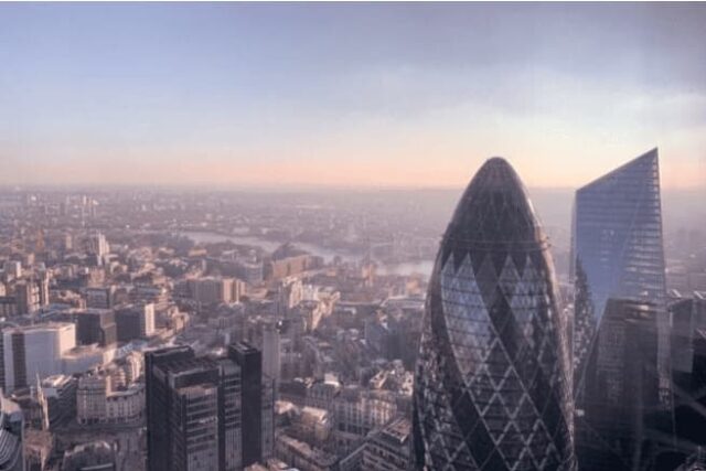 İngiltere'deki iş binaları ve yerel şehir manzarası.