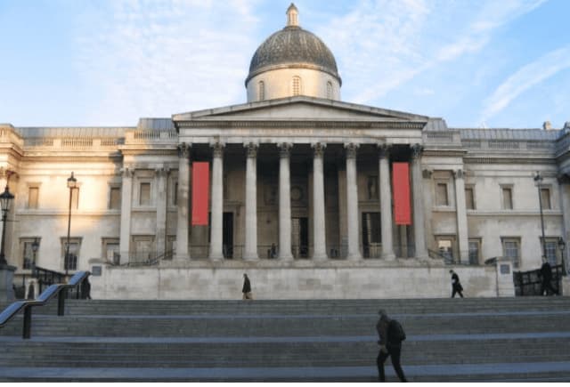 İngiltere'de bir banka veya kuruma ait binanın önündeki merdivenler.