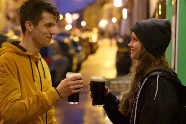 İrlanda'ya özgü bir pubın iç mekan görüntüsü.