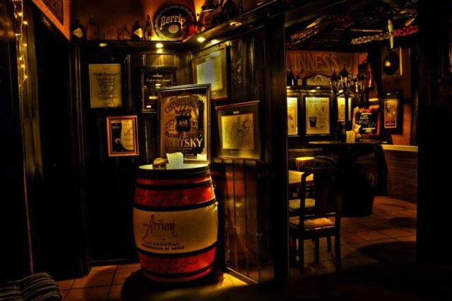 Irish Pub'da bir bar tezgahının üzerinde duran fıçı.