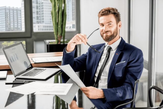 Takım elbise giymiş bir iş adamının portresi.