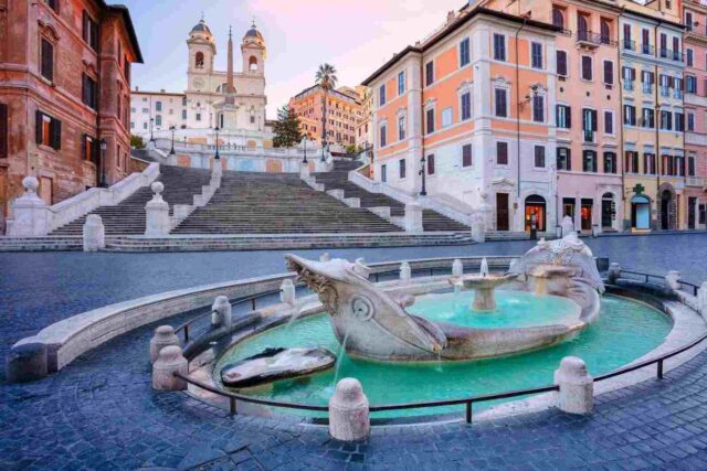 İspanyol Meydanı'nın etkileyici mimari ve tarihi manzarası.