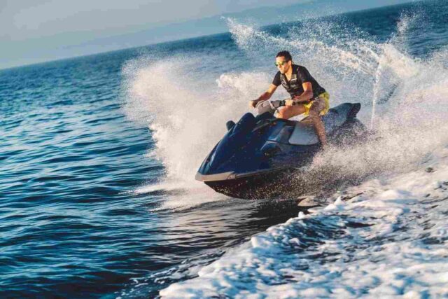 Jetski süren bir adamın görüntüsü.