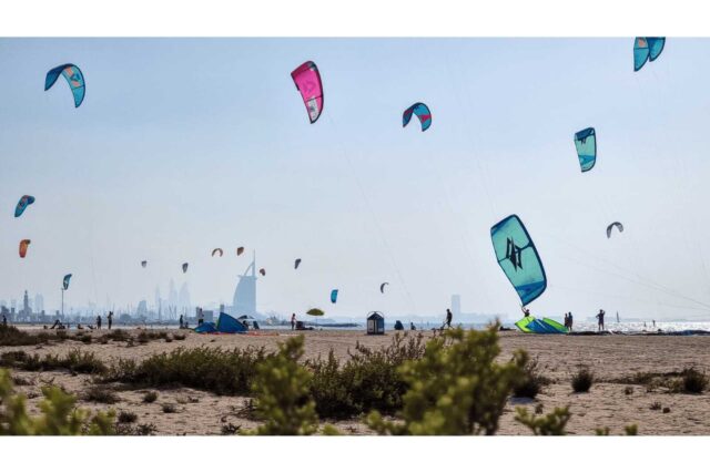 Kite Beach'te paraşütle inen insanların manzarası.