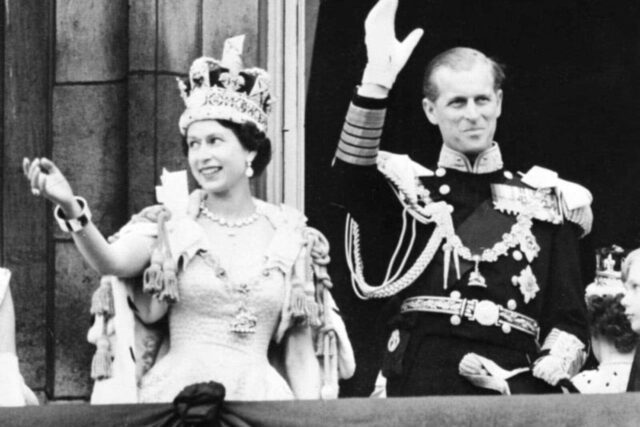 Kraliçe Elizabeth halkı selamlıyor