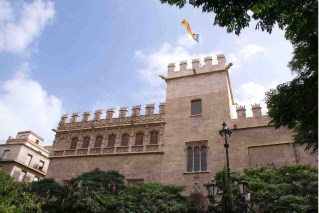 Valencia'daki tarihi La Lonja de la Seda binasının manzarası.