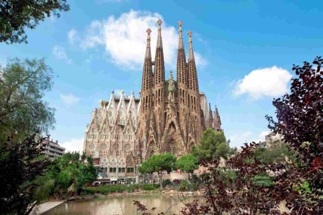 Barselona'daki ünlü La Sagrada Familia bazilikasının görüntüsü.