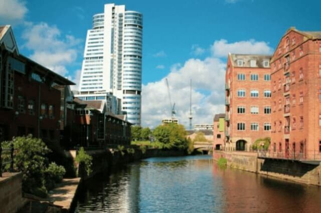 Leeds şehrinde, dere etrafında dizilmiş şehir düzeni.