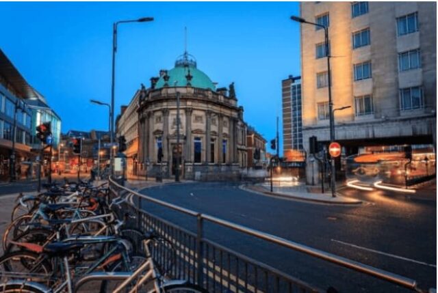 Akşama doğru, bisikletlerin park edildiği bir alanın manzarası.