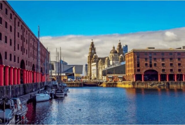 Liverpool şehrinin güzel bir manzarası.